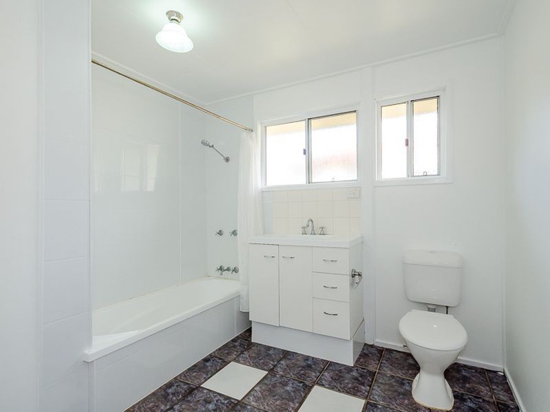 25 Charles Street, West Gladstone QLD 4680