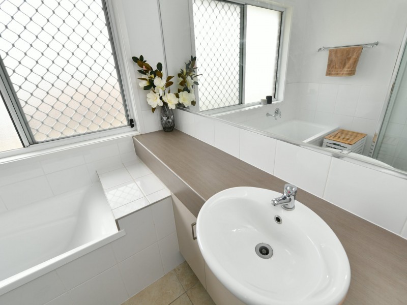 17 Sturt Court, Glen Eden QLD 4680