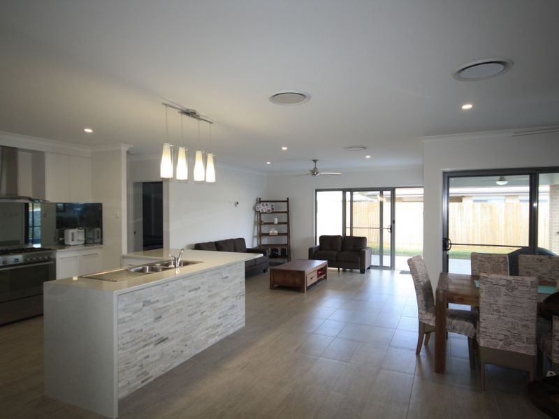 7 Parkway Crescent, Kirkwood QLD 4680