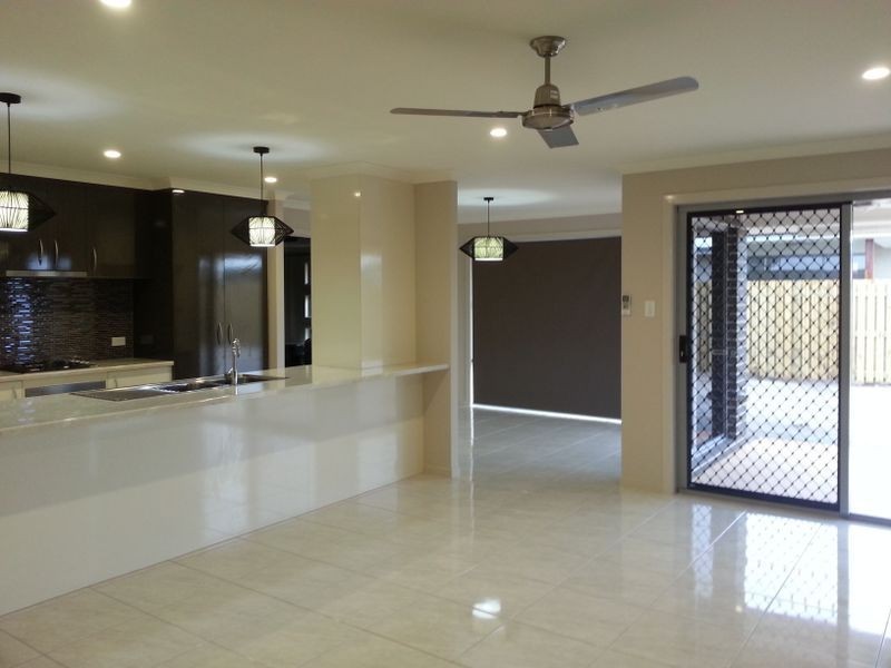 4 Bellbird Circuit, New Auckland QLD 4680