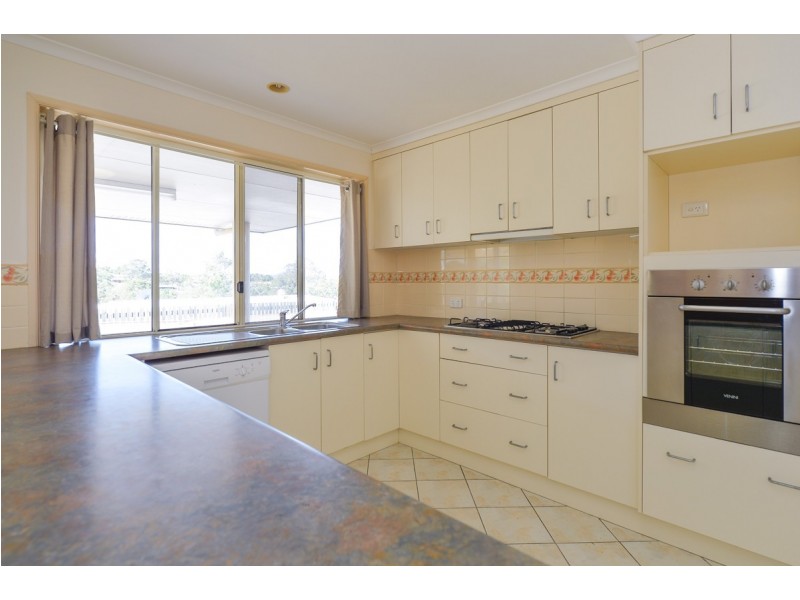 8 Fairbairn Place, Clinton QLD 4680
