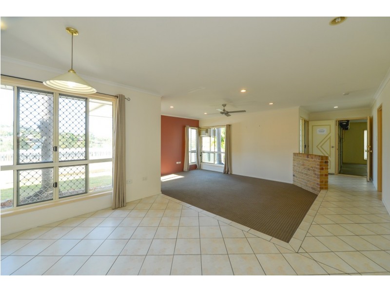 8 Fairbairn Place, Clinton QLD 4680