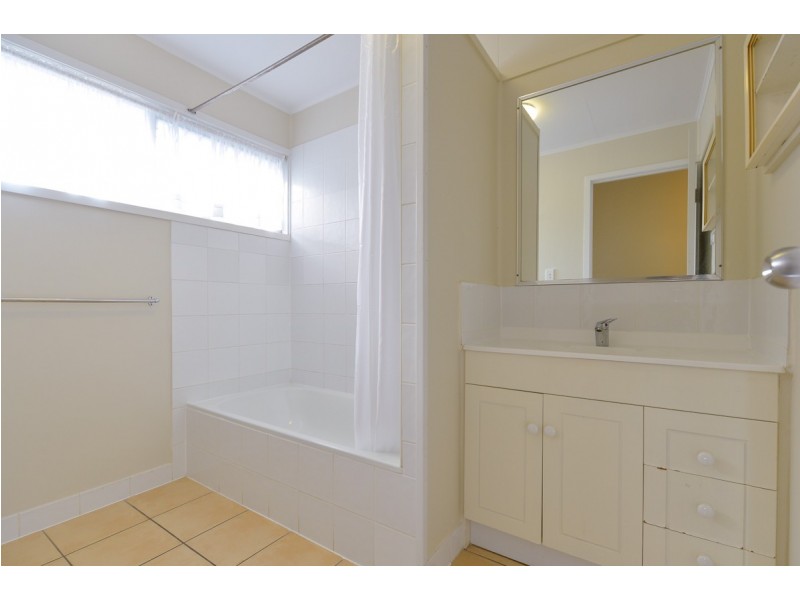 24 Mellefont Street, West Gladstone QLD 4680