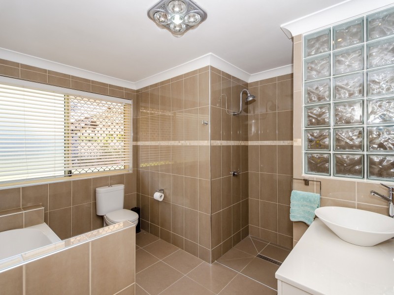 18 Barrine Close, Clinton QLD 4680