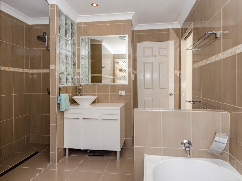 18 Barrine Close, Clinton QLD 4680