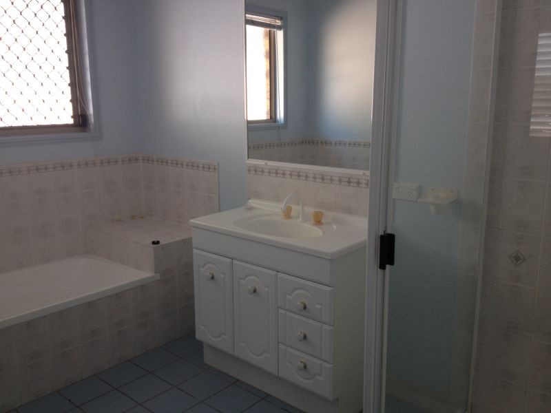 8 Mimosa Court, Kin Kora QLD 4680