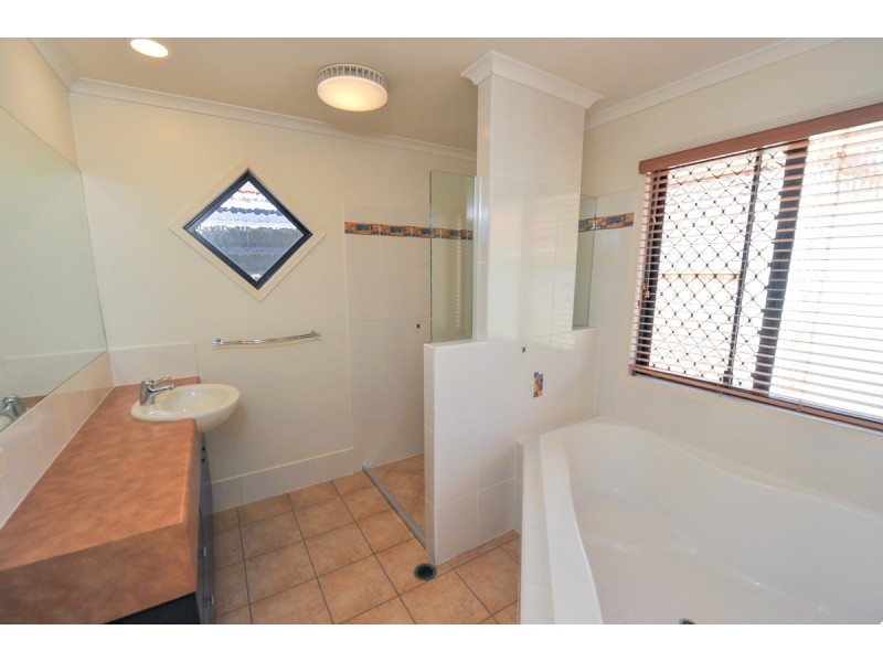 21 Katrina Boulevard, New Auckland QLD 4680