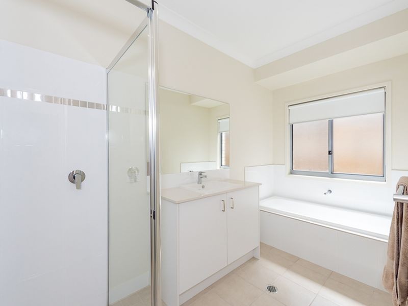 5 Palmerston Court, New Auckland QLD 4680