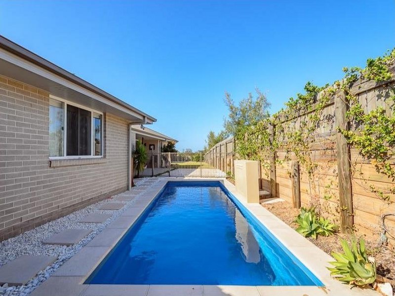 6 Linhow Crescent, Clinton QLD 4680