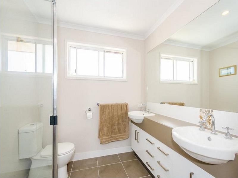 6 Linhow Crescent, Clinton QLD 4680