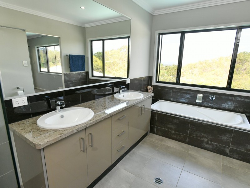 27 West Ridge Crescent, West Gladstone QLD 4680