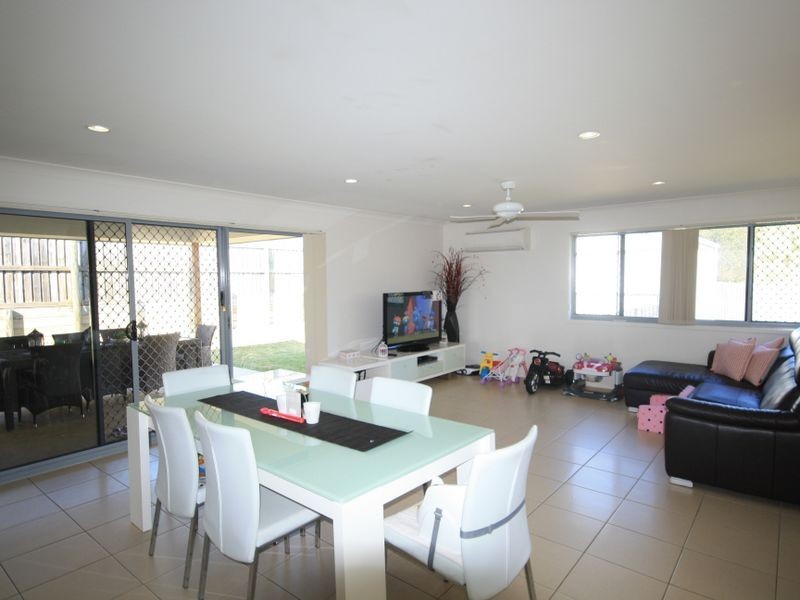 52 Broadwater Place, New Auckland QLD 4680
