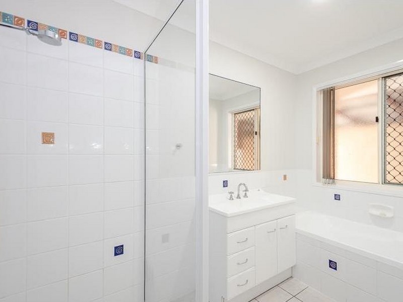 5 Kenneth Court, New Auckland QLD 4680