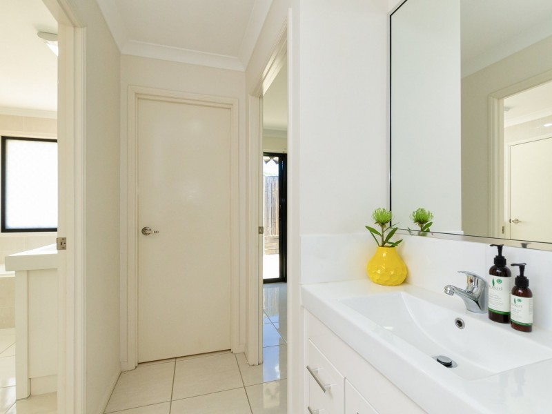 13 Spence Court, Kirkwood QLD 4680