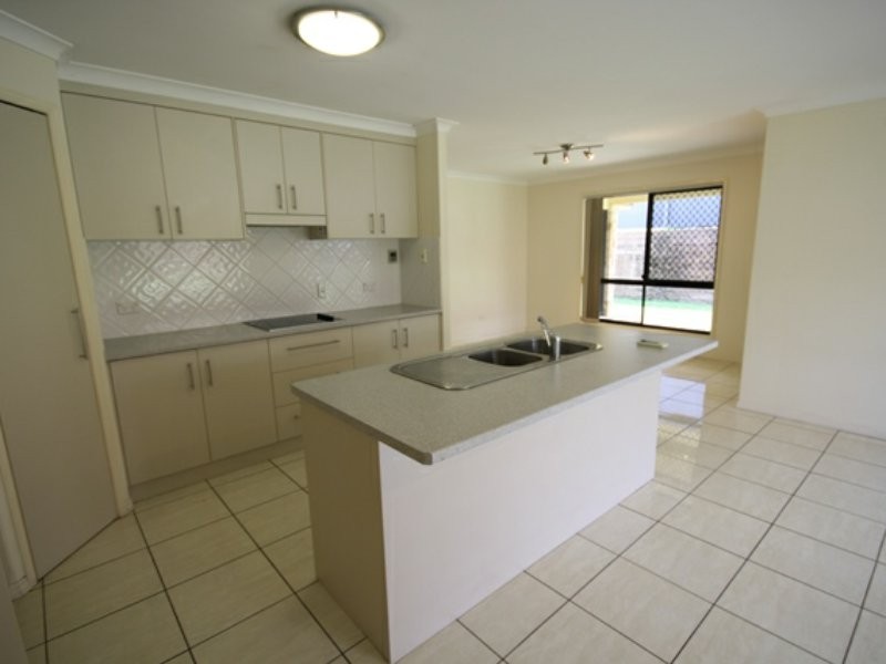 8 Leslie Street, Clinton QLD 4680