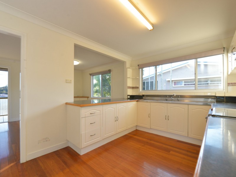 11 Smith Street, West Gladstone QLD 4680