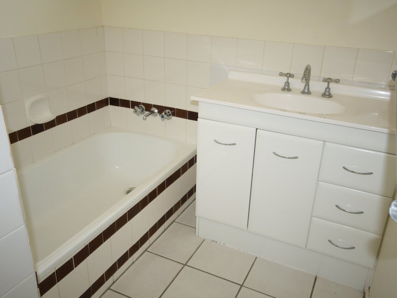 8 Finchley Street, Telina QLD 4680