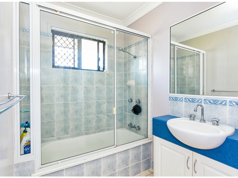 40 Emmadale Drive, New Auckland QLD 4680