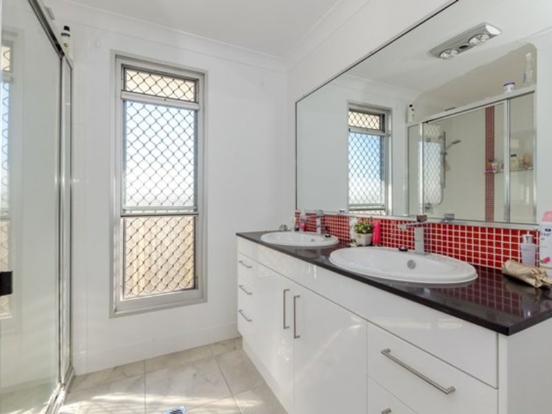 44 Broadwater Place, New Auckland QLD 4680