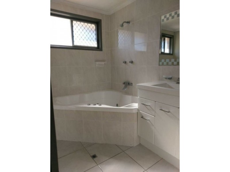 8 Ward Close, South Gladstone QLD 4680