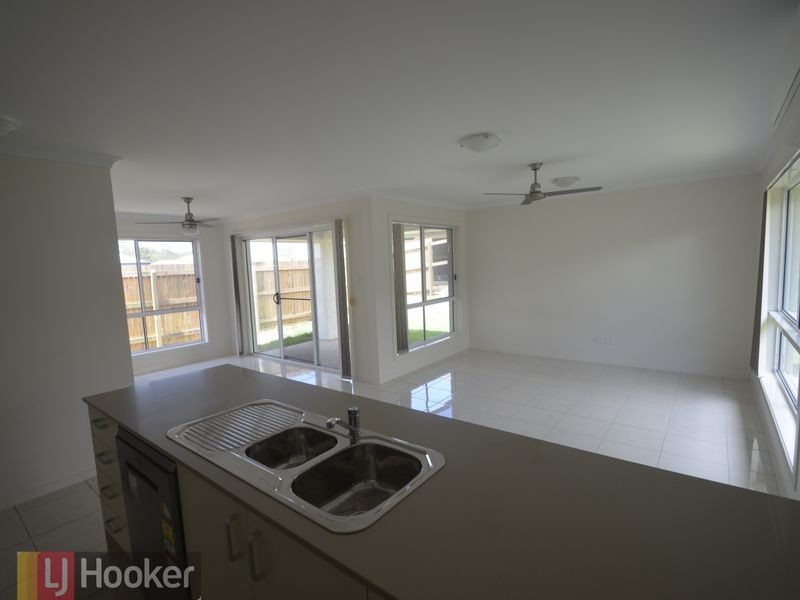 8 Seagull Boulevard, Kirkwood QLD 4680