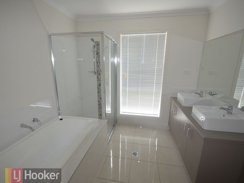 8 Seagull Boulevard, Kirkwood QLD 4680