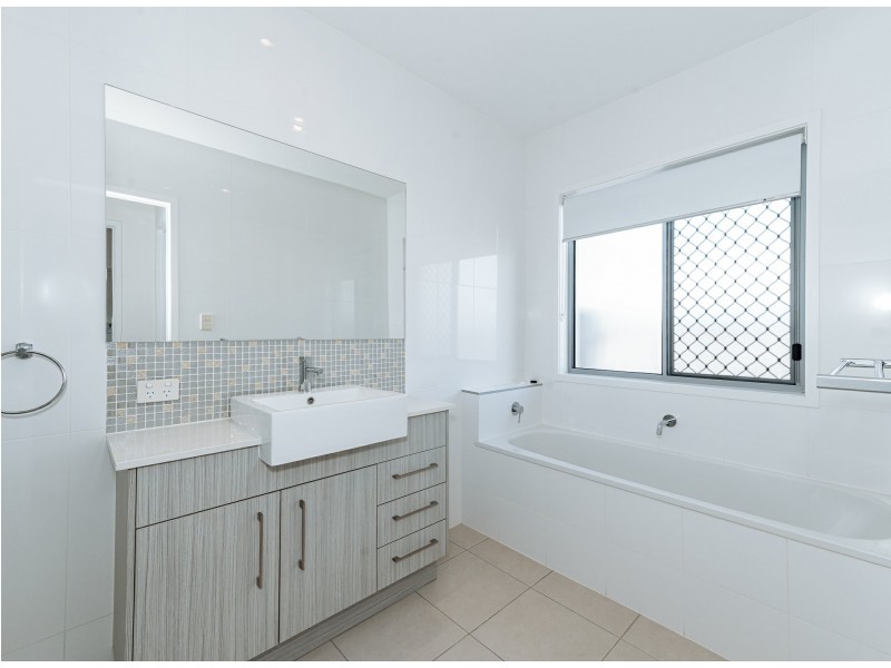 9 Namadgi Terrace, New Auckland QLD 4680