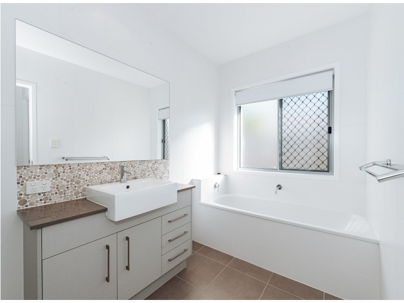 21 Boonderee Place, New Auckland QLD 4680