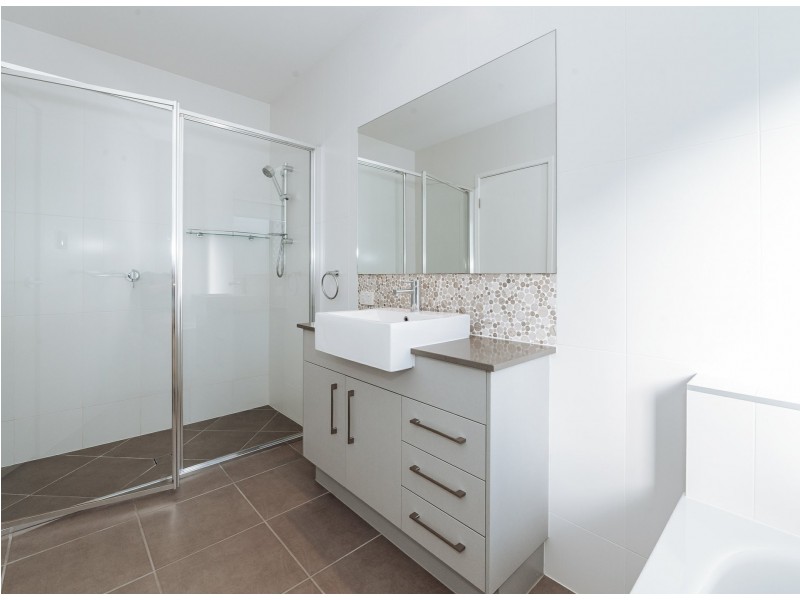 21 Boonderee Place, New Auckland QLD 4680