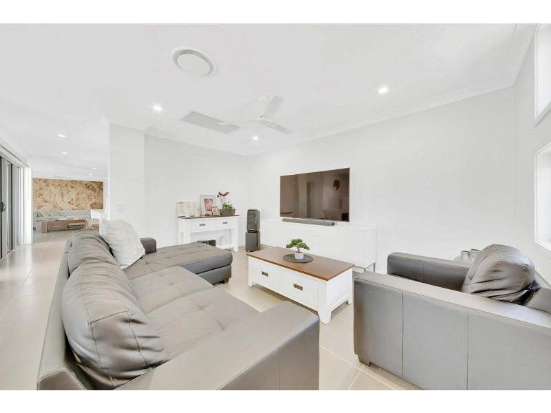 6 Scholes Way, Kirkwood QLD 4680