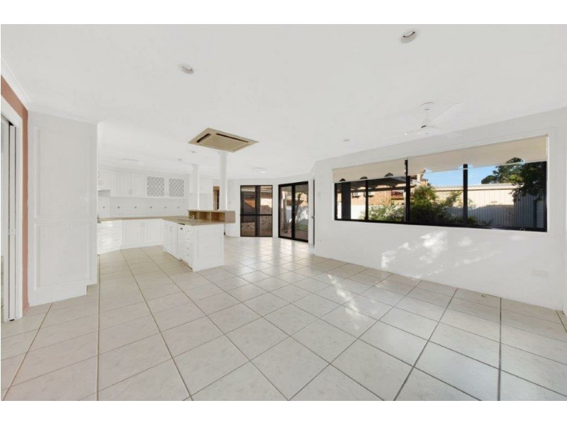 22 Fairbairn Place, Clinton QLD 4680