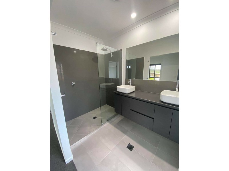 9 Markowitz Place, Kirkwood QLD 4680