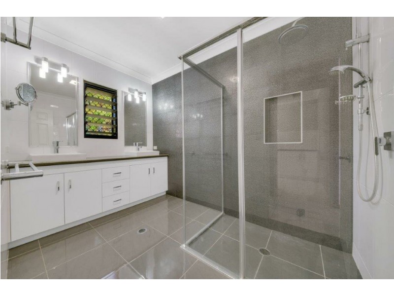 15 Scholes Way, Kirkwood QLD 4680