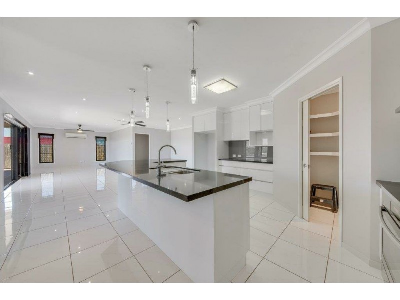 15 Scholes Way, Kirkwood QLD 4680