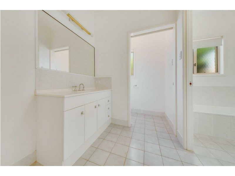 10 Currawong Court, Boyne Island QLD 4680