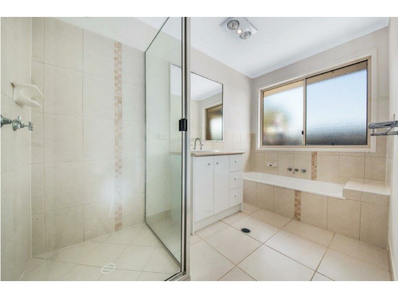 4 Johnson Street, Glen Eden QLD 4680