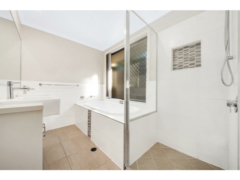 6 Redgum Drive, Kirkwood QLD 4680