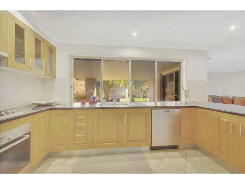 8 Sandringham Close, Telina QLD 4680