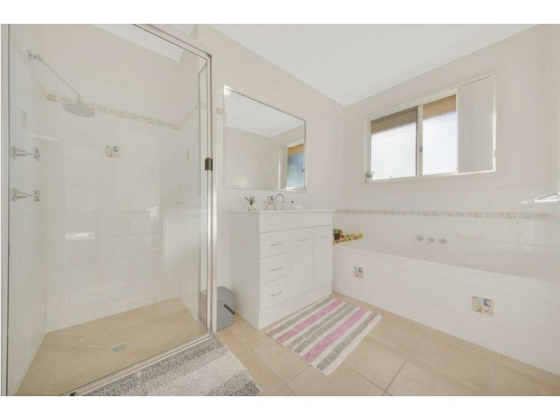 8 Sandringham Close, Telina QLD 4680