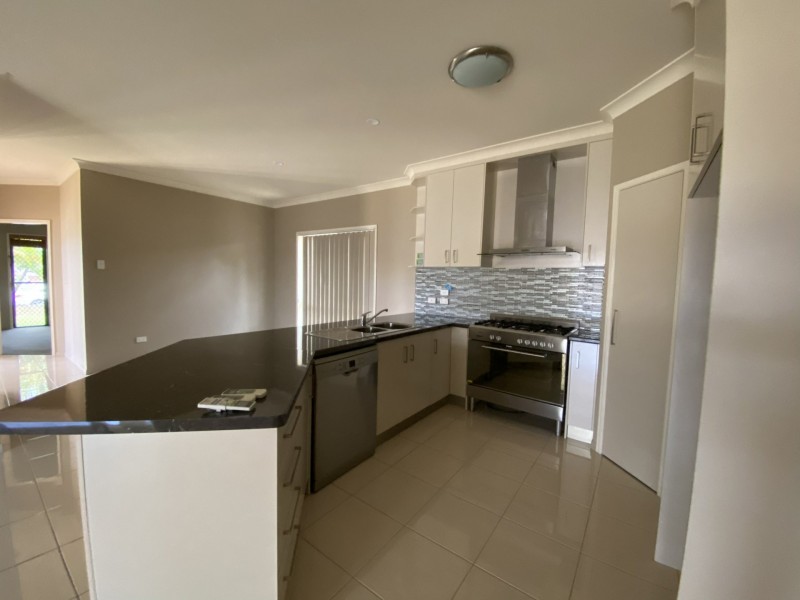 8 Spence Court, Kirkwood QLD 4680