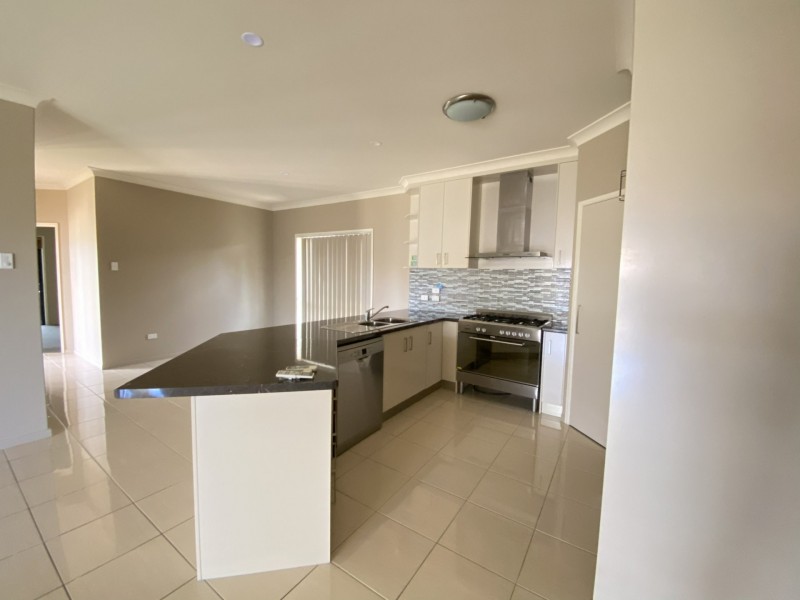 8 Spence Court, Kirkwood QLD 4680