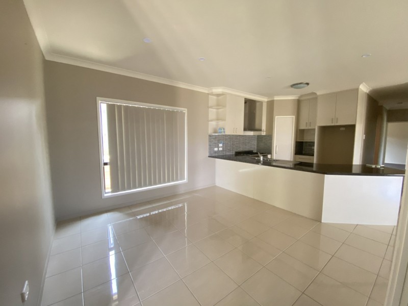 8 Spence Court, Kirkwood QLD 4680