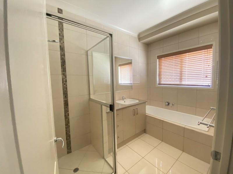 8 Spence Court, Kirkwood QLD 4680