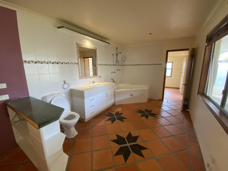 17 Crest Avenue, Boyne Island QLD 4680