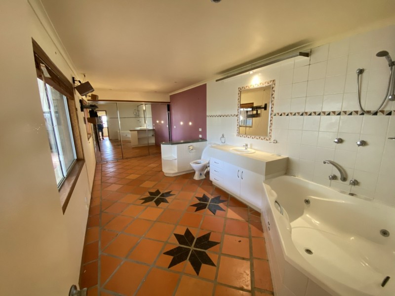 17 Crest Avenue, Boyne Island QLD 4680