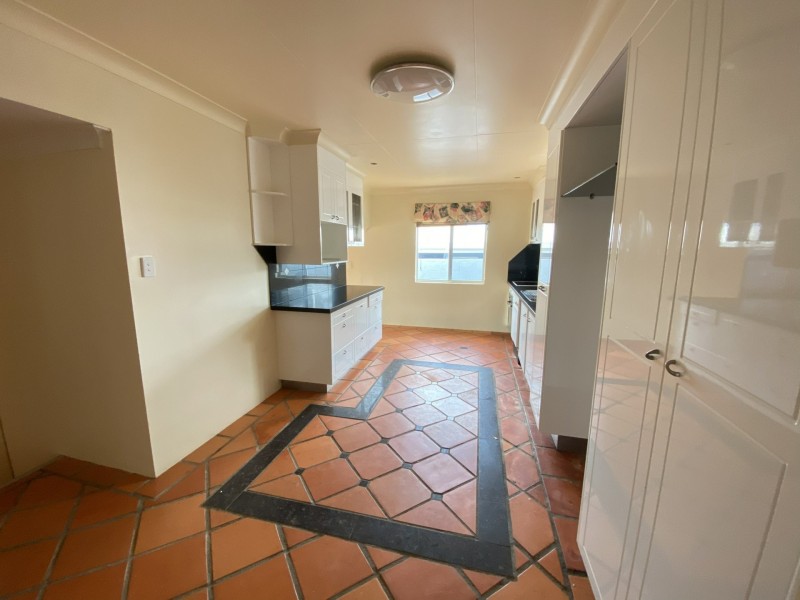 17 Crest Avenue, Boyne Island QLD 4680