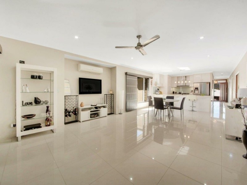31 Grasstree Crescent, Kirkwood QLD 4680