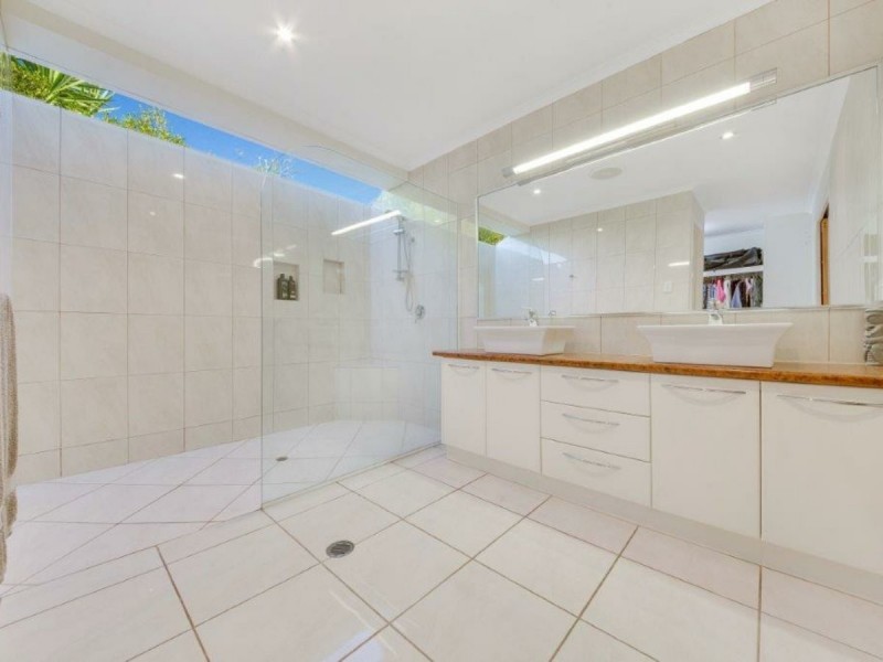 11 Lois Court, New Auckland QLD 4680
