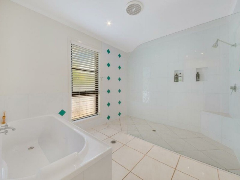 11 Lois Court, New Auckland QLD 4680