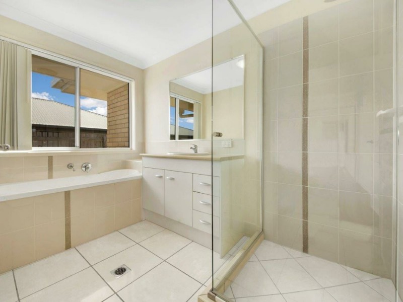 36 Dartmouth Close, Clinton QLD 4680